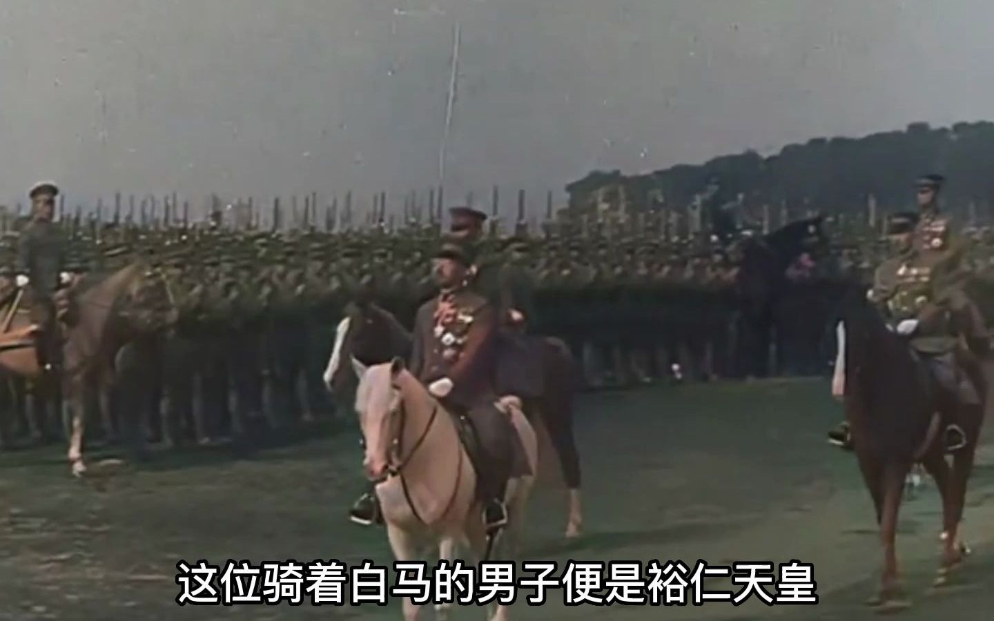 看完黄埔军校阅兵，再看日本天皇阅兵，差距一目了然！