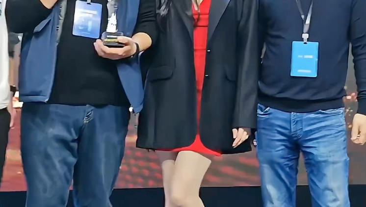 张天爱高跟鞋肉丝参加品牌活动绝了