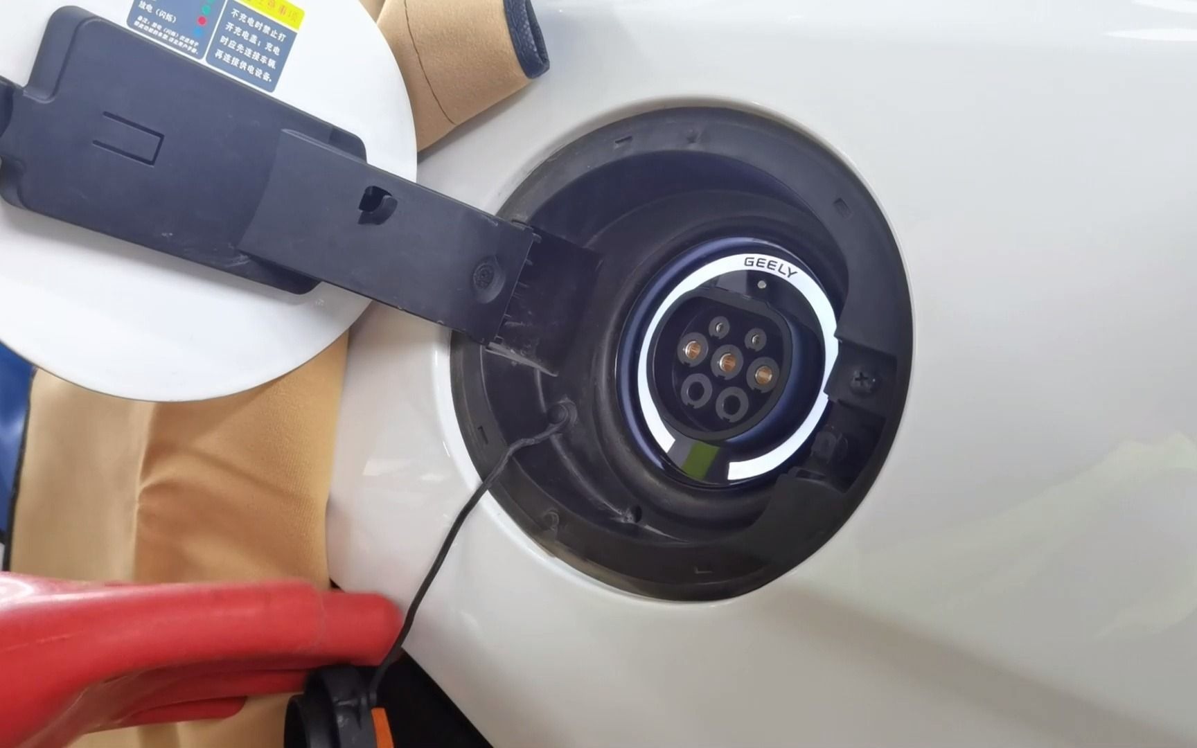 （三）关闭启动开关，在家用随车充电接口未通电情况下，将家用随车充电接口与交流充电插座连接，使用故障诊断仪读取充电系统数据流