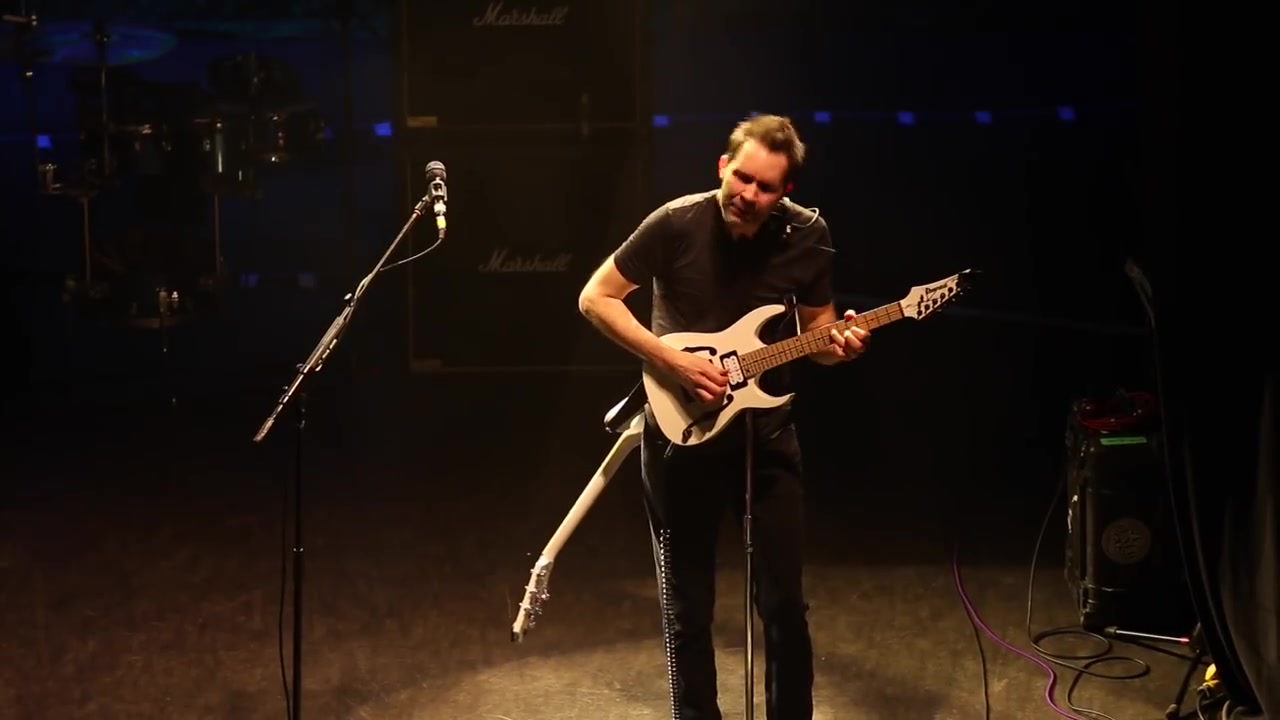 big】paul gilbert令人叹为观止的吉他solo!