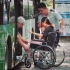 当轮椅姑娘独自乘公交，会发生什么？最后那个小女孩太懂事了！（社会实验）