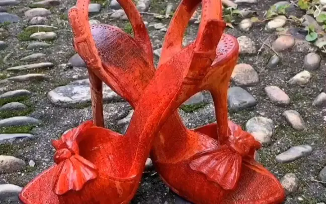 用红木给奶奶制作的高跟鞋，太漂亮了