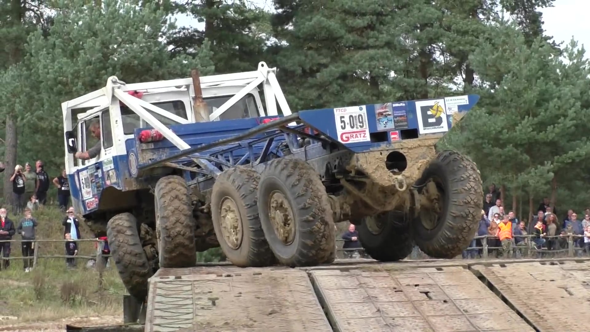 太脱拉给大伙表演个在浮桥上掉头