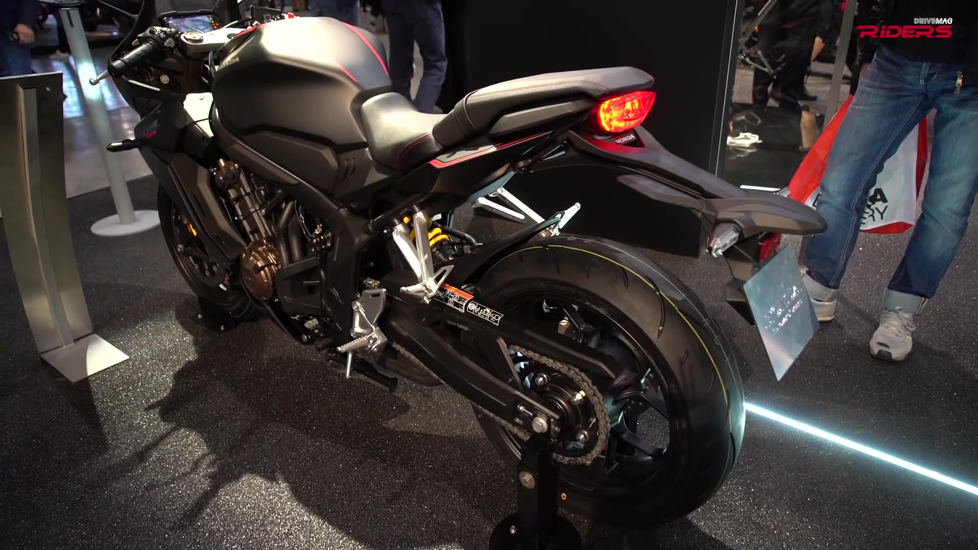 本田cbr650r黑色,本田cbr500r黑色 2019 honda cb650r/cbr650r车展实拍,我选cb,你呢?