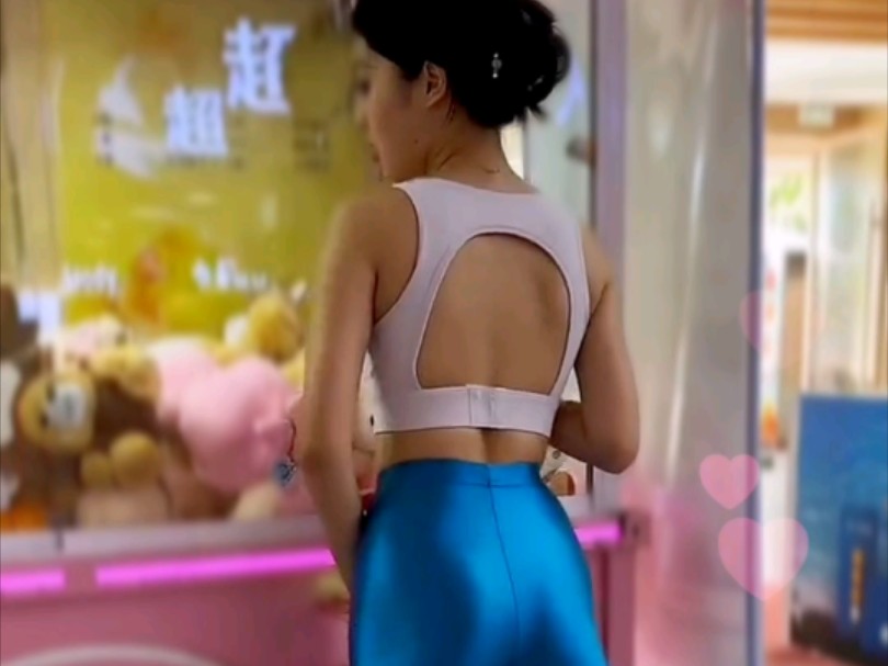 弹力紧身裤，让你在运动中自由伸展。无论是跑步，游泳，或是瑜伽，它都能让你舒适自在的掌控自如。