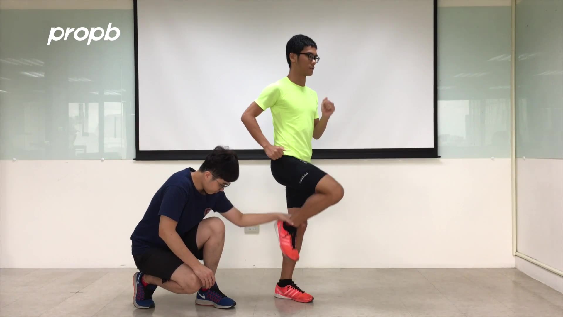 6【姿勢跑法技術訓練】拉起 - 下壓大腿後側