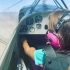 8岁小姑娘开飞机滚转，爸爸竟然是那个无聊的后座！