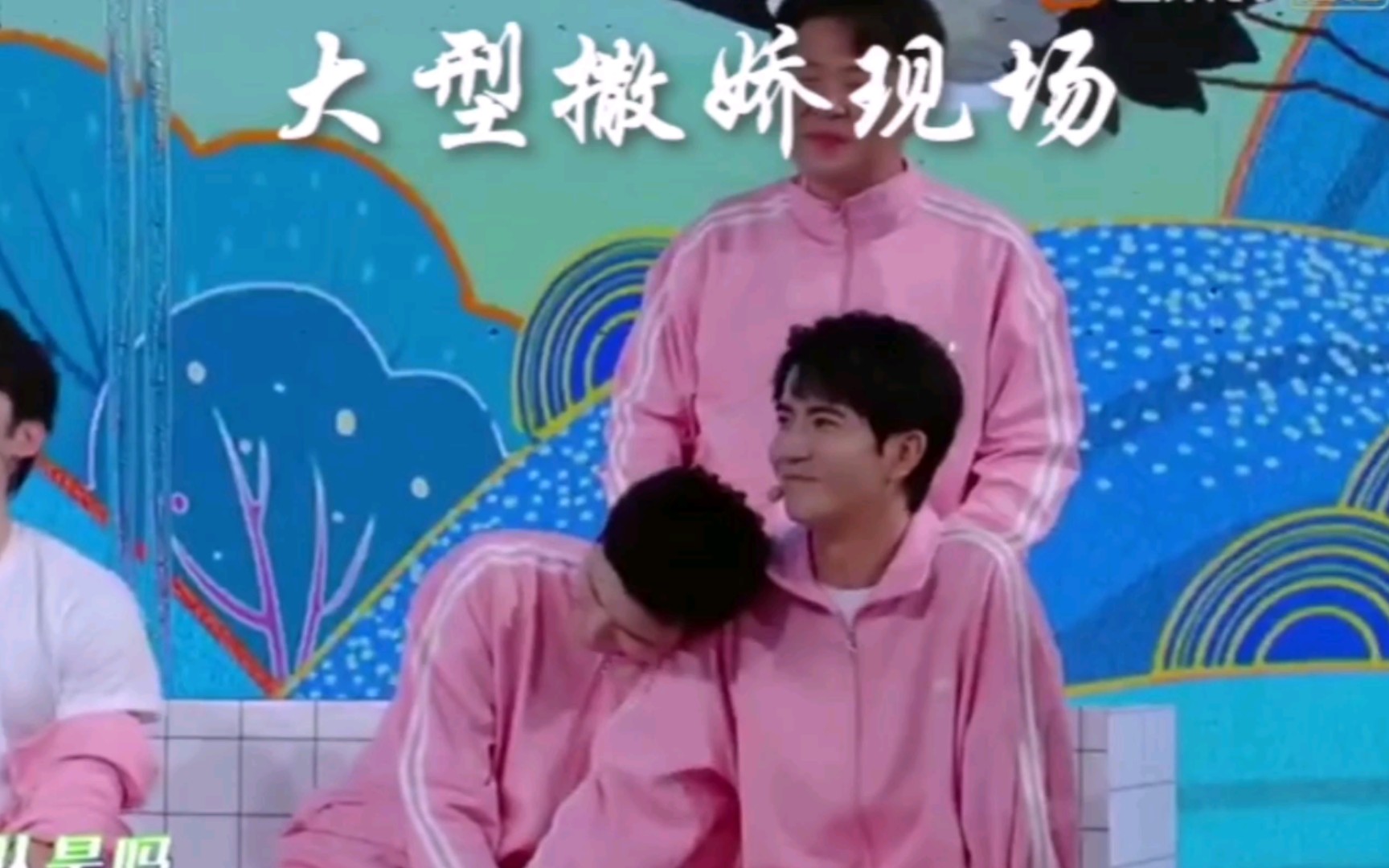 虽然弟弟很可爱，但哥哥请不要老是对他搂搂抱抱，那么多人看着呢！