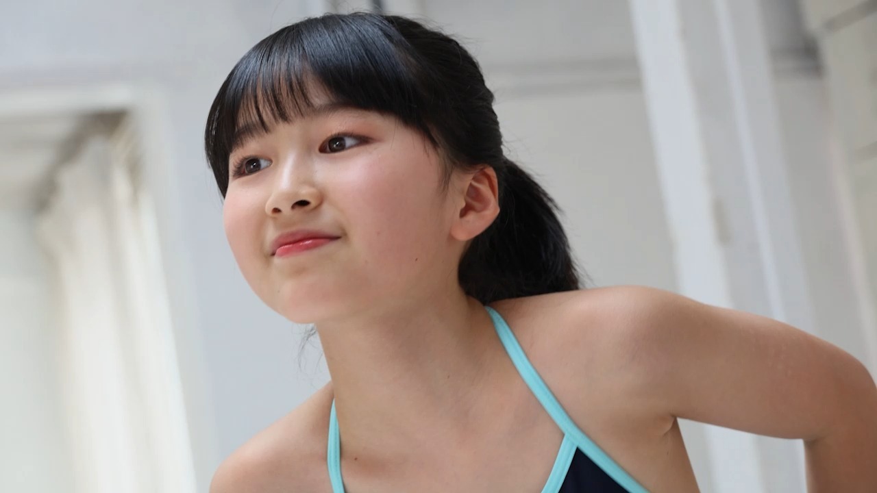 Little Sister Jing Yue Riao's petite frame