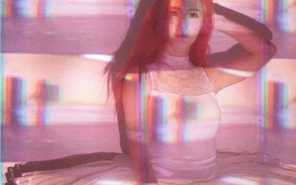 【theqoo】公开满6年的F(x) Pink tape art film专辑概念短片，现在看氛围和意识依然超前和惊艳！！！_哔哩哔哩