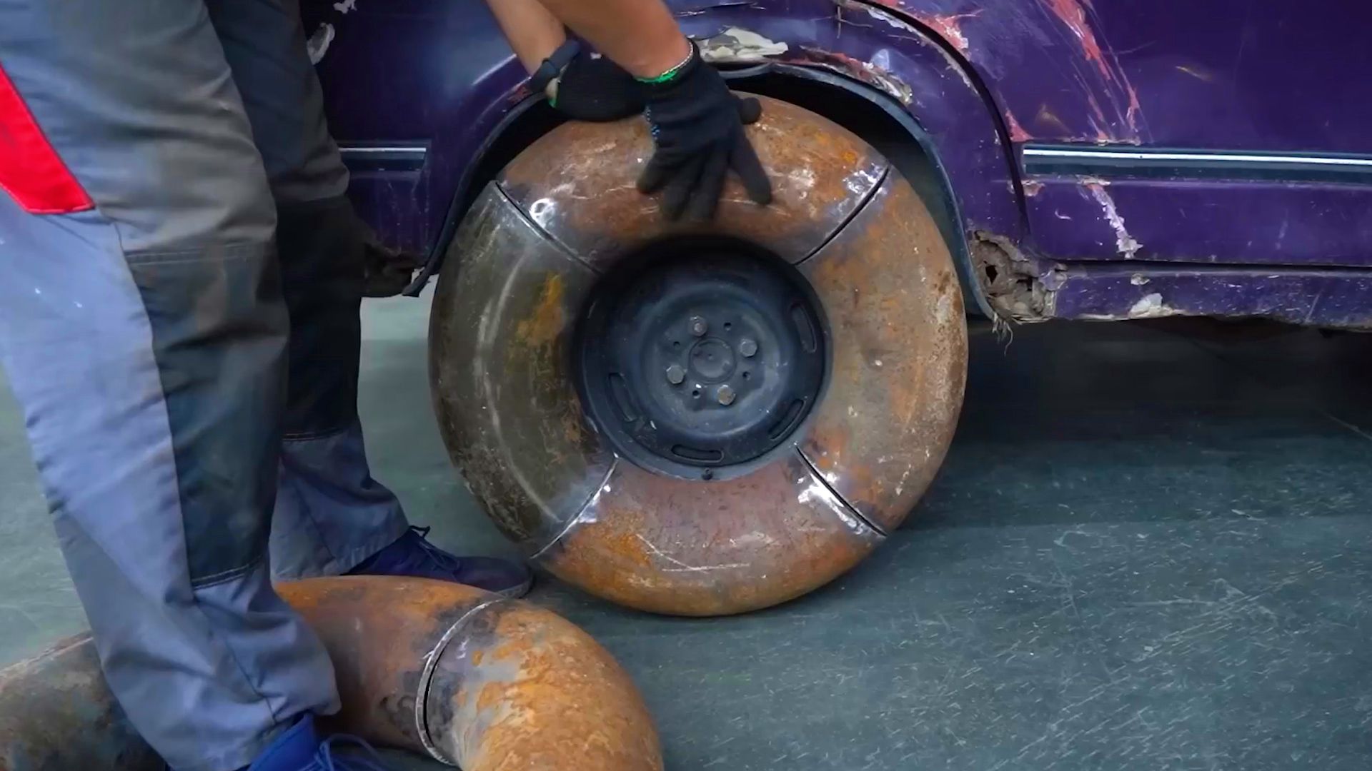 将汽车轮胎换成钢制轮胎，与橡胶轮胎比较，两者的差距有多大？