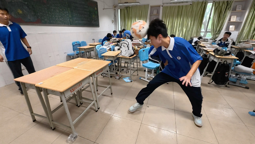 课间十分钟突然发明的“足乒球”