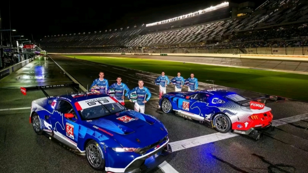 福特性能车团队打造的GT3等赛事车型将会在各大赛事中全面回归，基于Mustang Dark Horse打造的GT3赛车即将在7月的法国勒芒24小时耐力赛中首发。