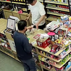 40岁店主常被左邻右舍投喂：像亲人一样，有好吃的就会送来