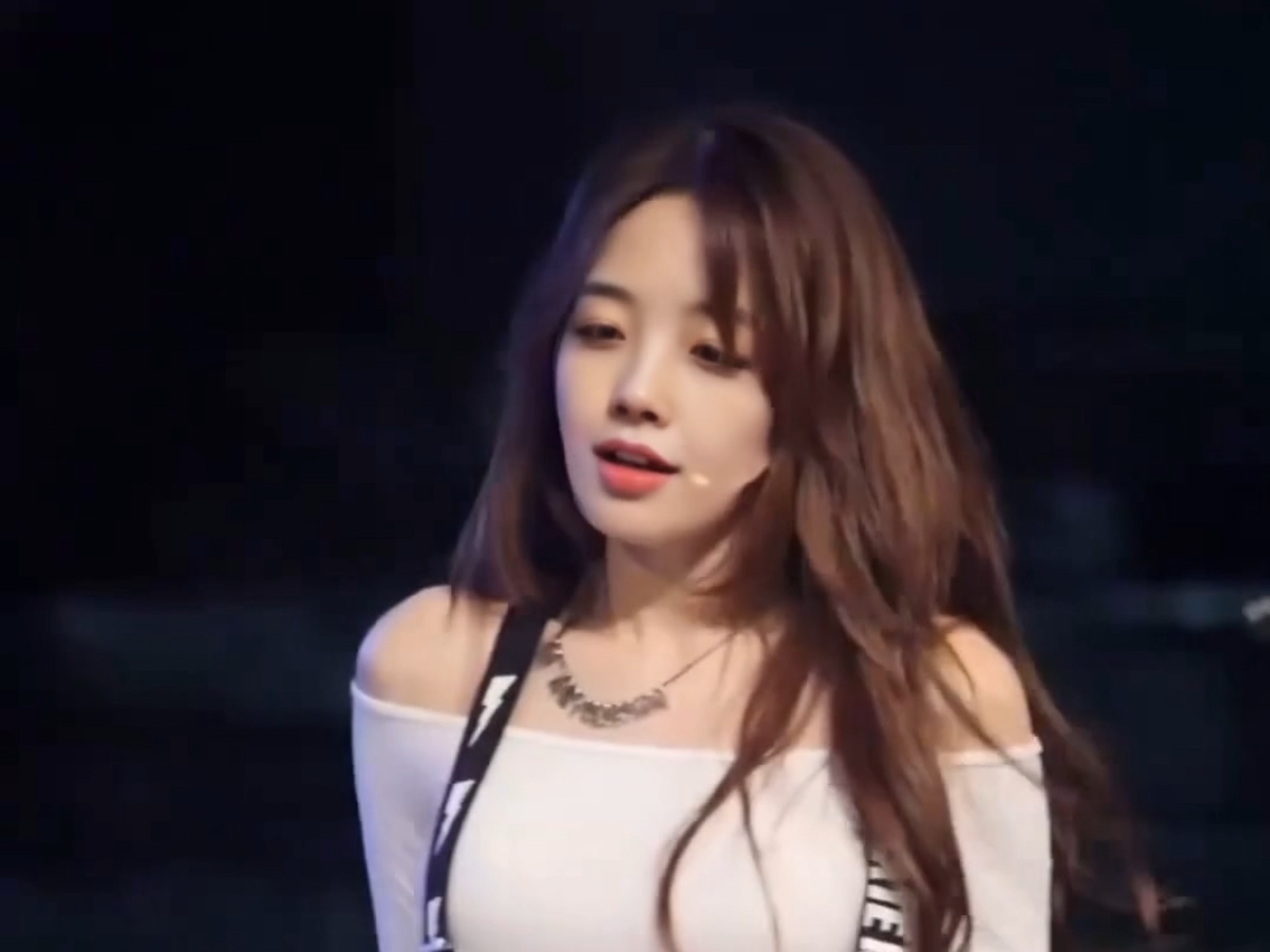 AI王冰冰换脸bambino朴恩率——《上下》