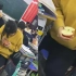 女生在教室内帮同学徒手掰苹果，男同桌默默注视，掰开后反应亮了