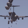 伞兵从C-17运输机进行跳伞演习