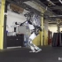 波士顿动力机器人Atlas震撼体操动作——360度翻滚、倒立、跑酷