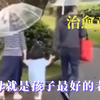 父母就是孩子最好的老师，妈妈和孩子踩水玩耍