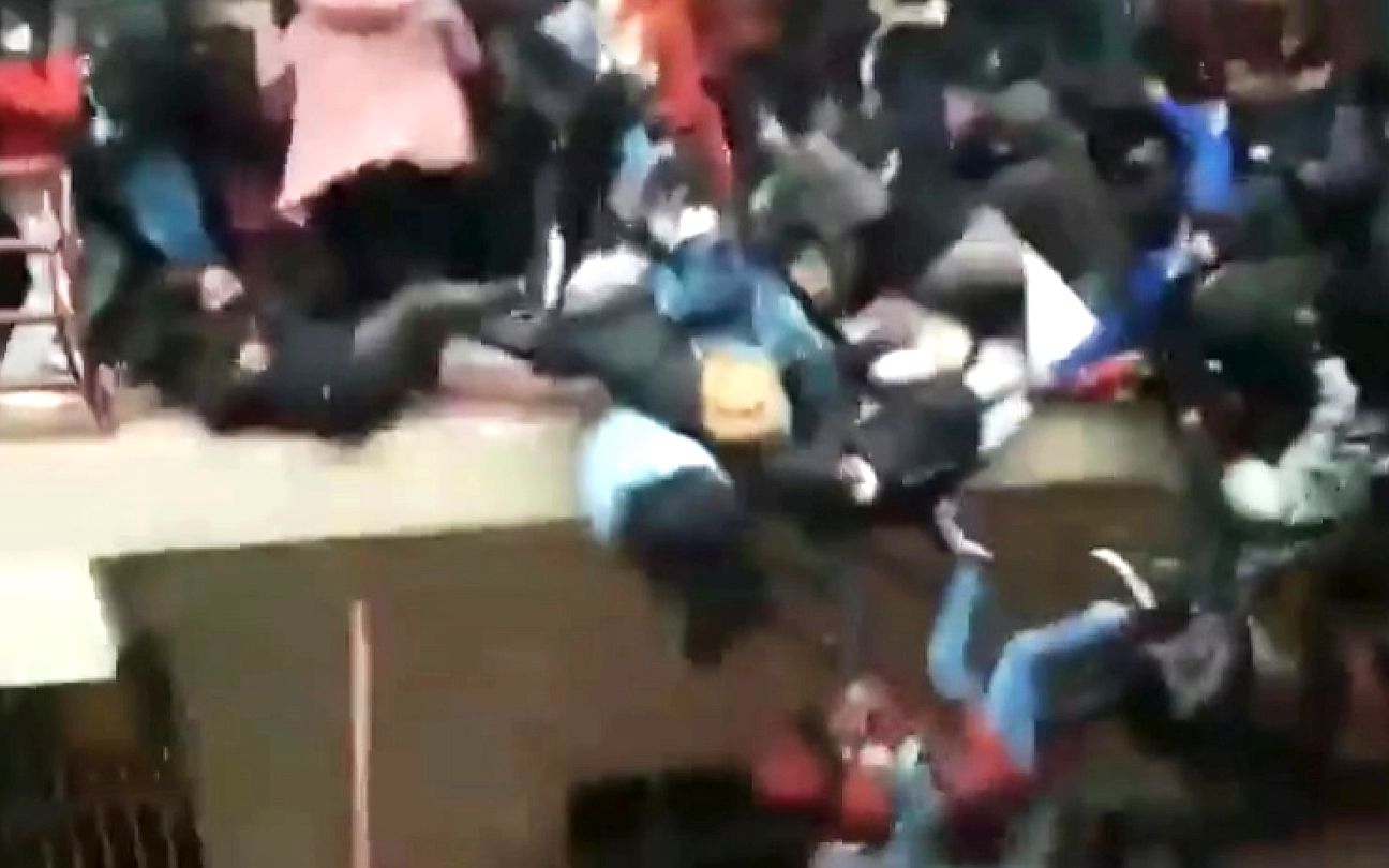 恐怖瞬间！玻利维亚一大学栏杆断裂多人坠楼，已致7死