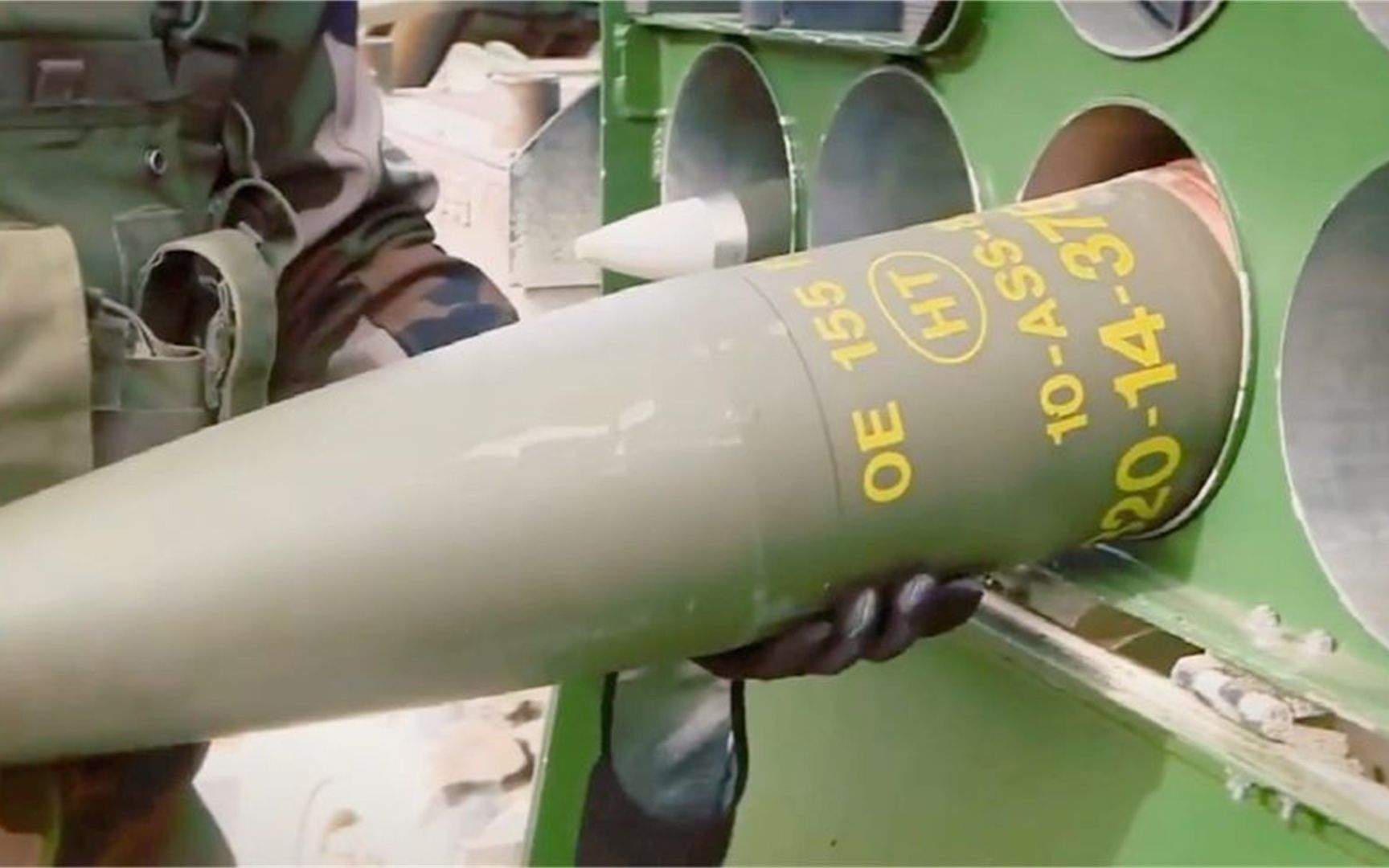 法军装填试射155毫米口径榴弹炮