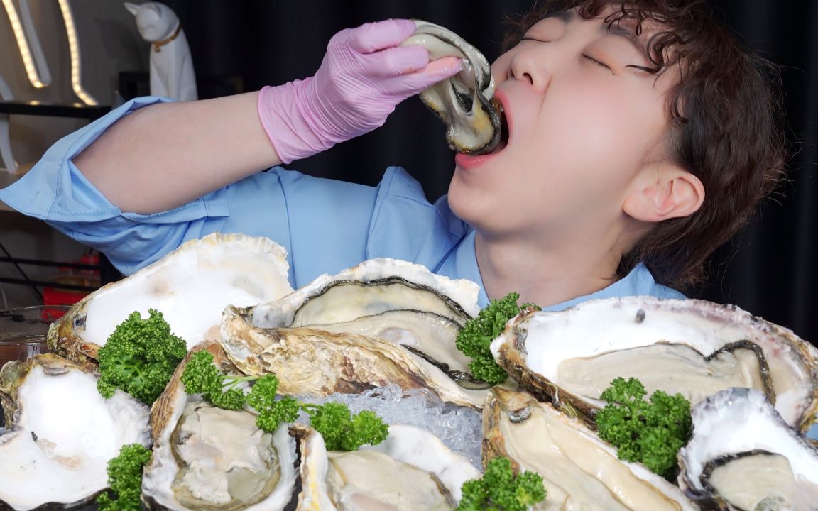 【yamyami美食】今天吃超级大的牡蛎|滑嫩嫩的牡蛎肉配上酱汁，口感真是泰裤辣！