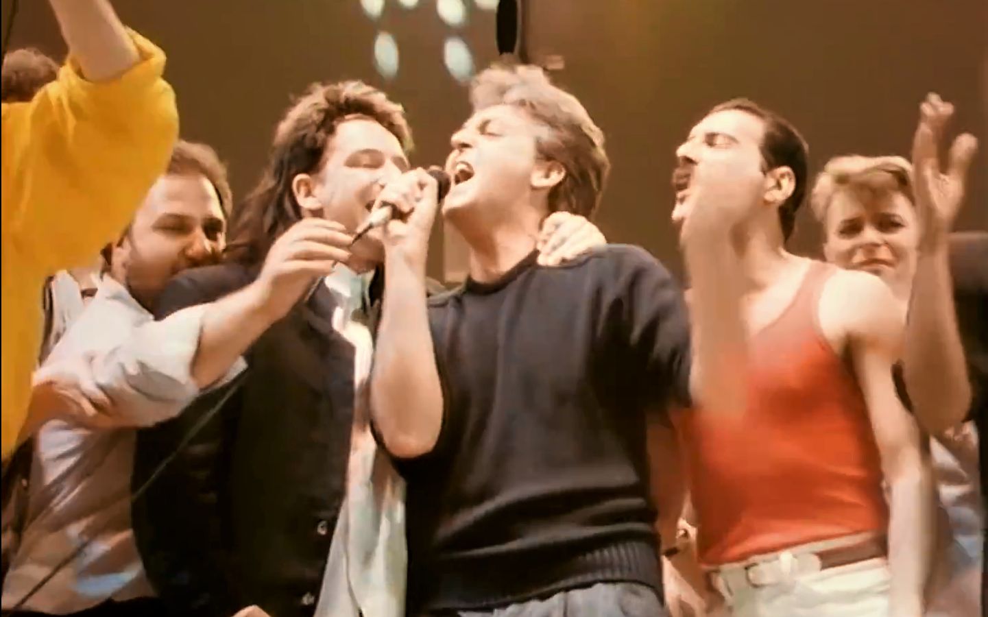 可能是摇滚史上最伟大的一帧画面，Live Aid 终场曲唯一蓝光素材：牙叔、泡儿、鲍伊、乔治迈克尔、鲍勃格尔多夫、Bono同框（1080p）