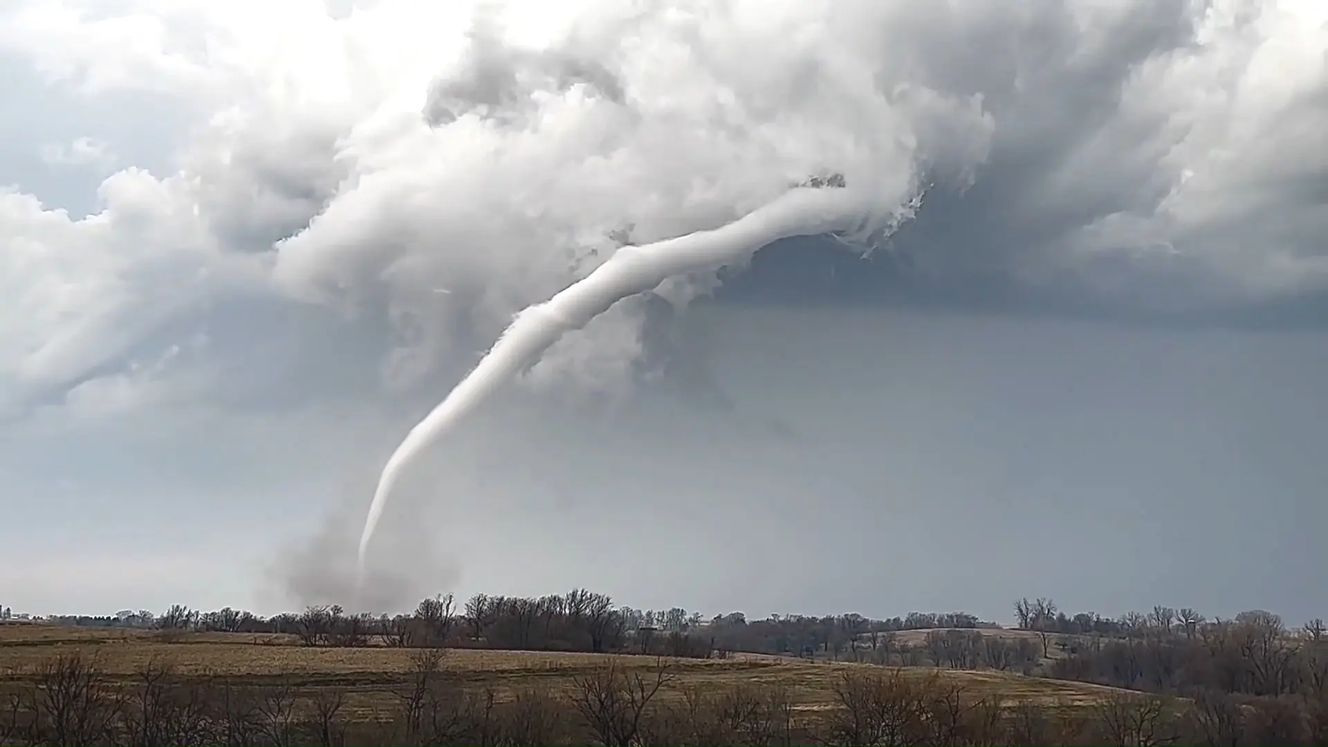 漂亮又可怕的龙卷风