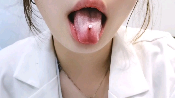 深圳 小姐姐穿孔舌钉