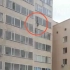 男孩从10楼坠落 被9楼男子从窗户抓住获救