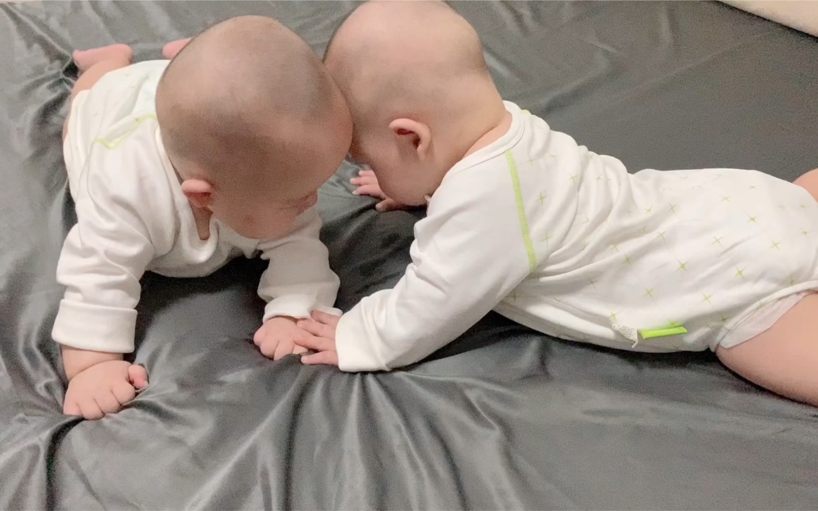 双胞胎睡前玩耍，这大概是最好听的声音吧