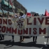 美国的共产主义者举着“共产主义万岁”“为共产主义而奋斗”的旗帜上街游行