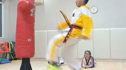 少儿跆拳道双飞踢腿法15秒速度挑战/青少年跆拳道课堂教学