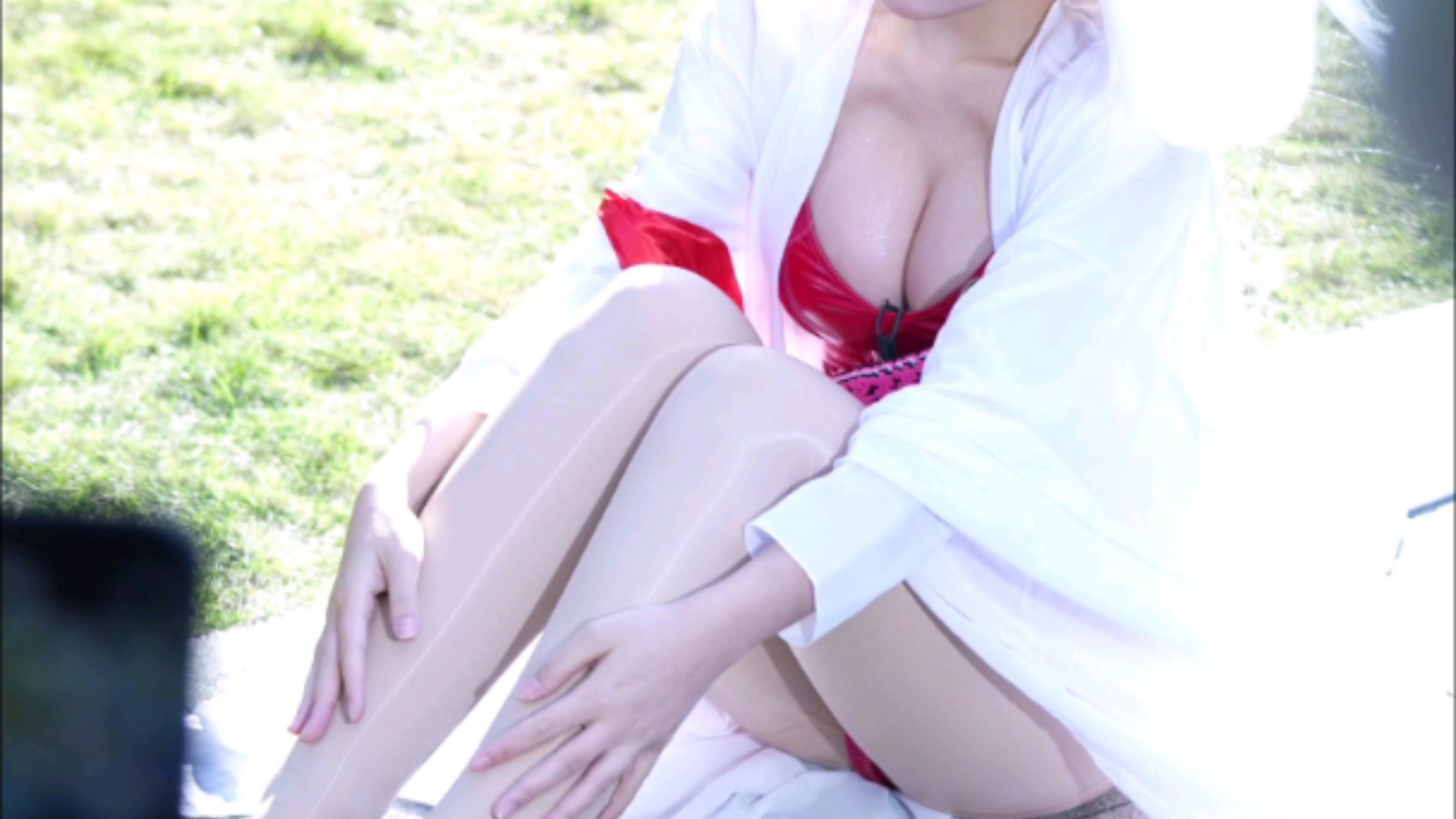 【Thunder Bunny Girl Cosplay】 A bodysuit hugs a pair of impossibly long, slender legs.