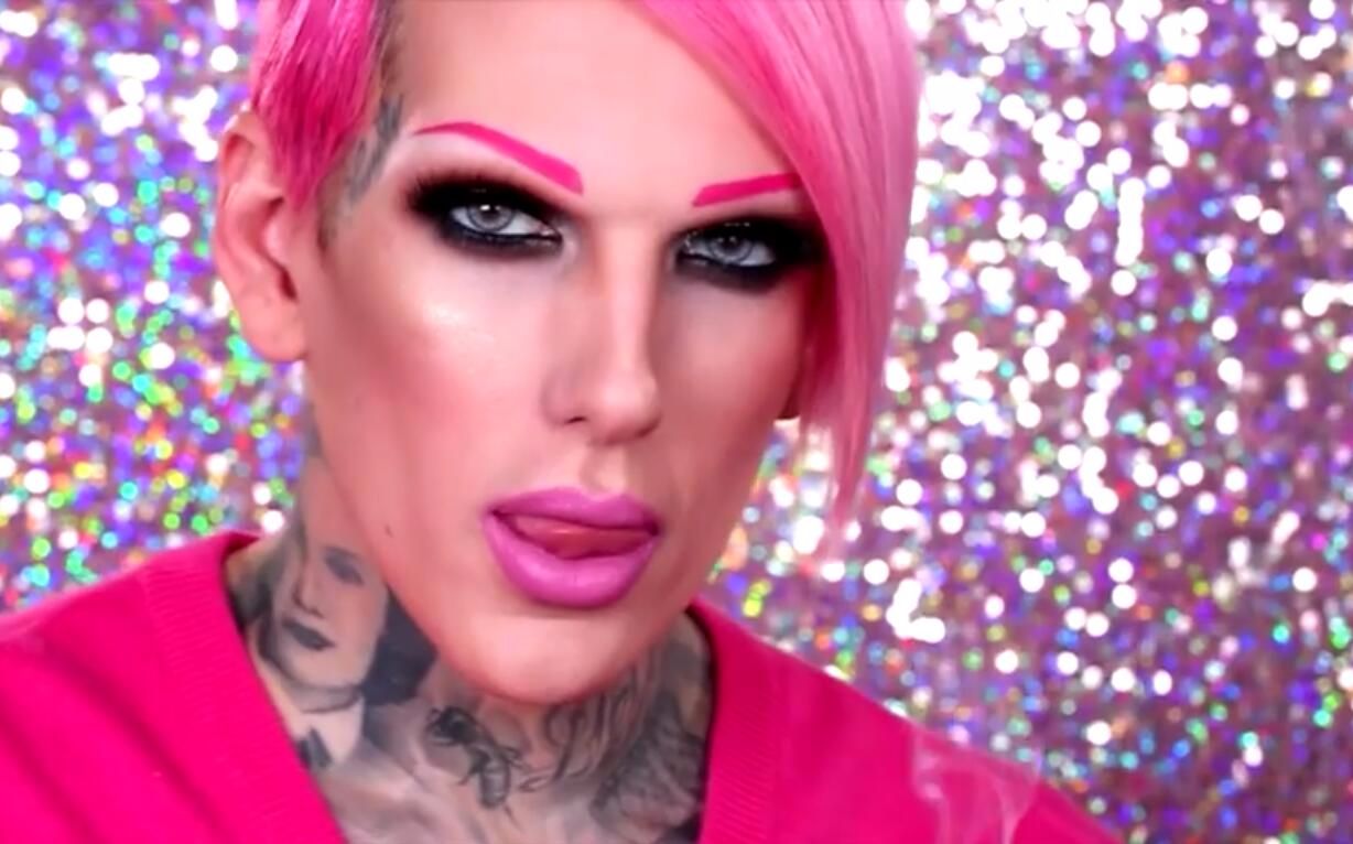 【jeffree star】这是什么鬼?粉色眉毛 烟熏妆?