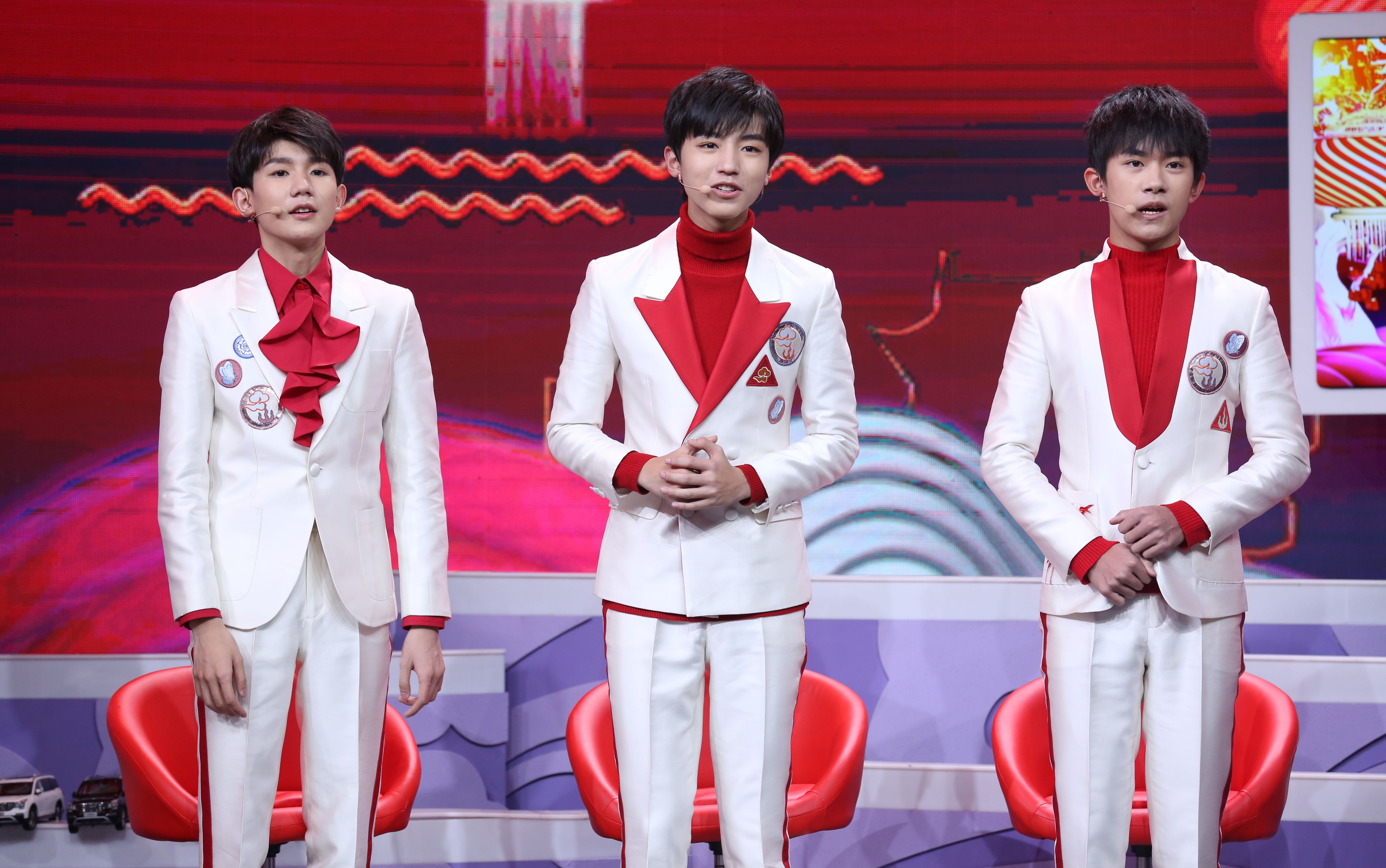 易烊千玺手写"福"字送粉丝,王源一言不合玩倒立,tfboys越来越会玩了!图片