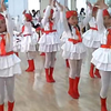 小学女生们在室内所表演的舞蹈