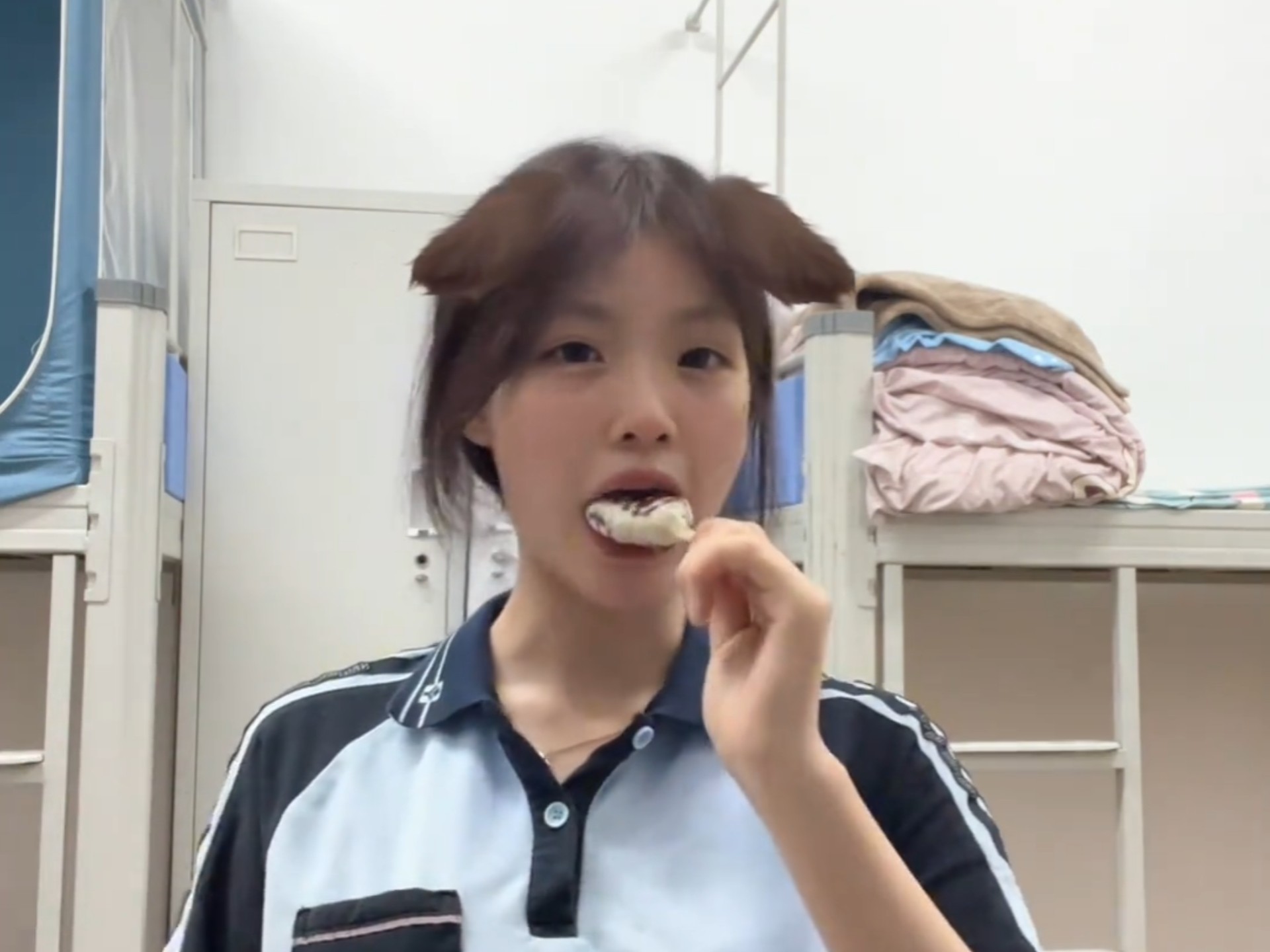 边吃雪糕边跳舞的可爱女高