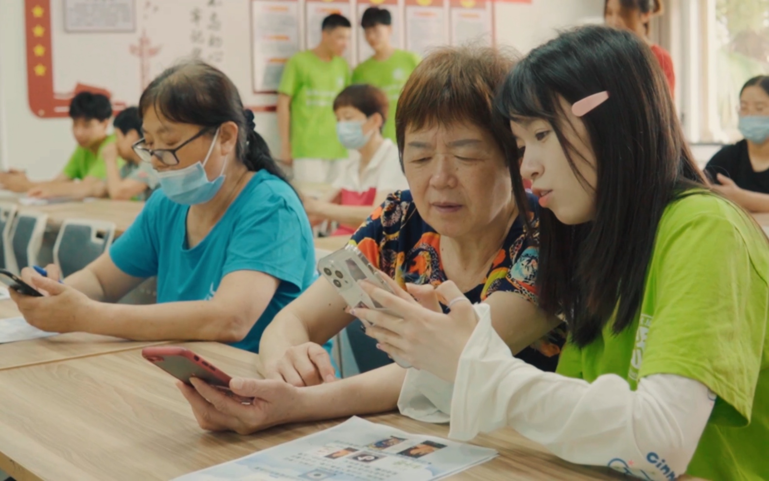 看看这群大学生，在暑假里是如何让老年人学会用智能手机！