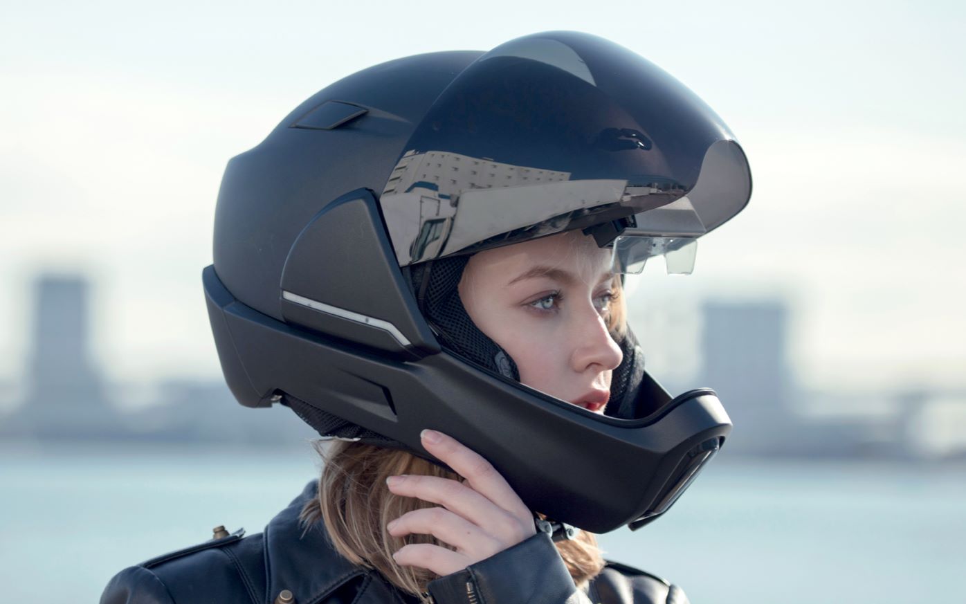 能够看到360°视角的黑科技全景头盔，有了它骑车再也不怕被人追尾爆菊了