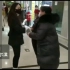 哈尔滨一女子在商场内偷窃被发现, 自脱上衣拒绝被抓, 警察到达后霸气处理