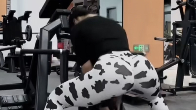 Flower Coconut Sips: Gym Hard Lift Bar Glute and Leg Workout