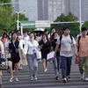 4979930十字路口路口行人 城市交通上下班高峰斑马线过马路视频素材
