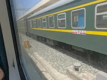 K874次列车成都西站发车