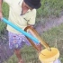 【油管搬运】柬埔寨小哥用管子捕捉鱼