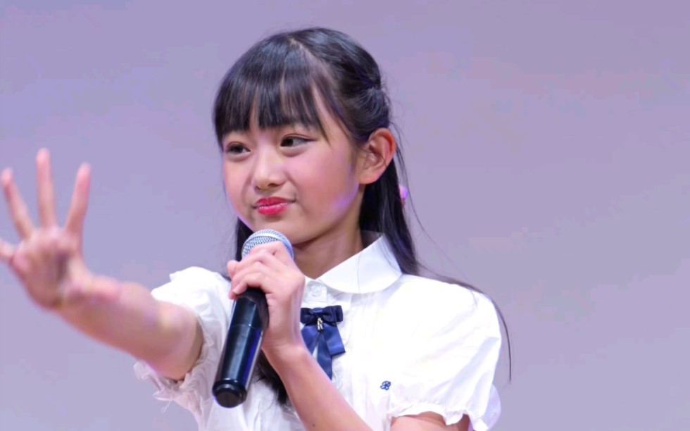 The little girl sings with a sweet, clear and lovely voice that heals you instantly