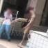 儿子为玩手机当街纠缠踢打父亲,被父亲一脚踹飞.