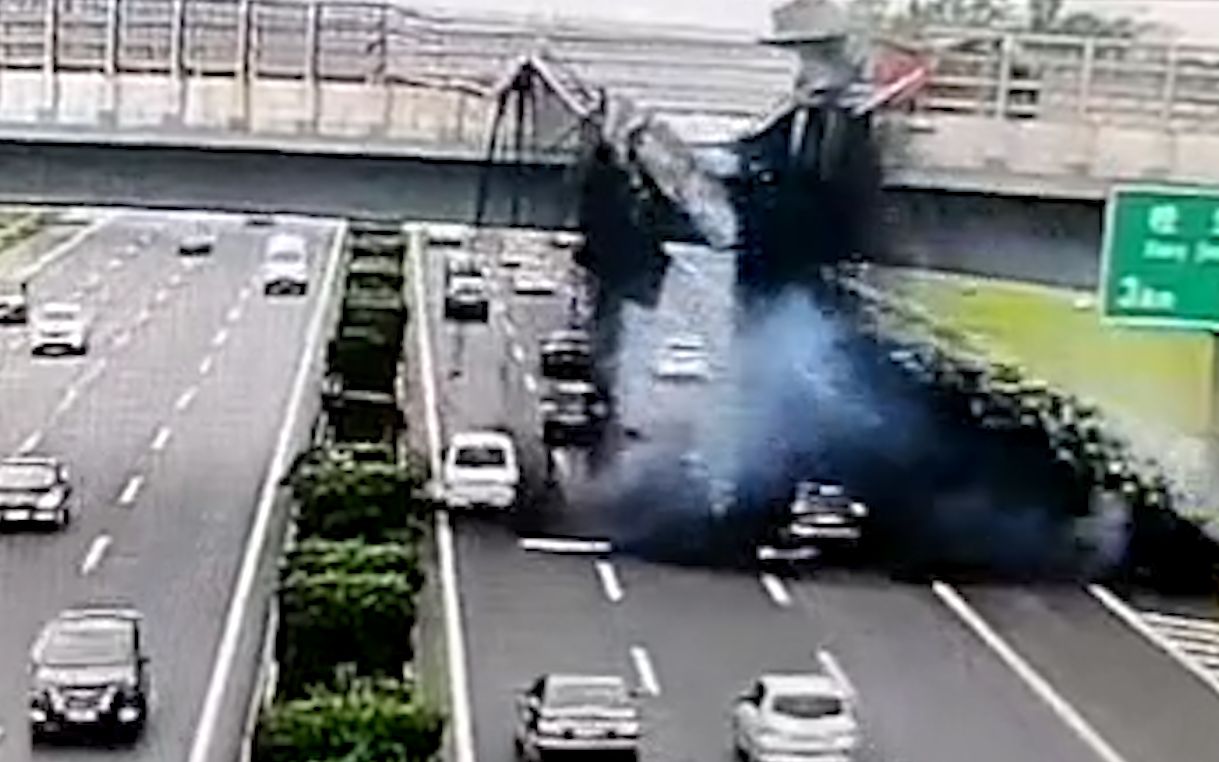 上海一沥青车突然侧翻！数吨热熔沥青瞬间淹没桥下多车 2人受伤