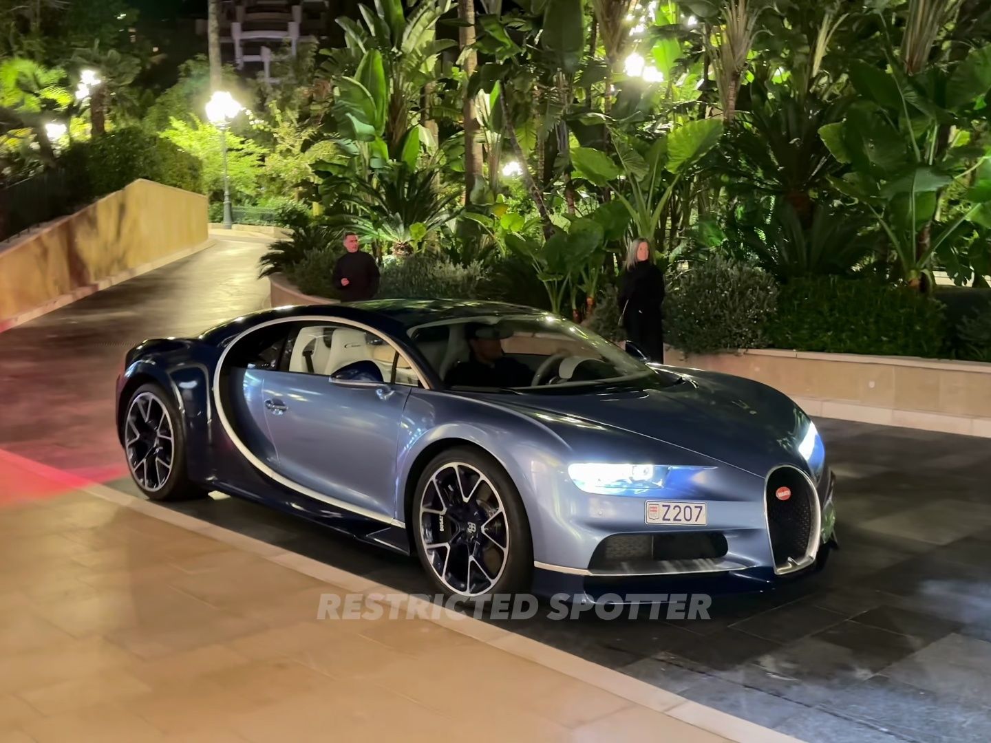 亿万富翁在摩纳哥的奢华生活方式-布加迪（Bugatti）Chiron
