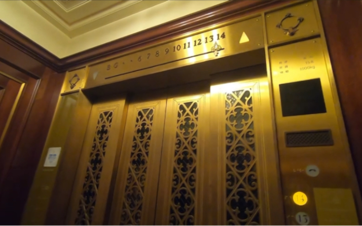 一部复古装潢的酒店电梯